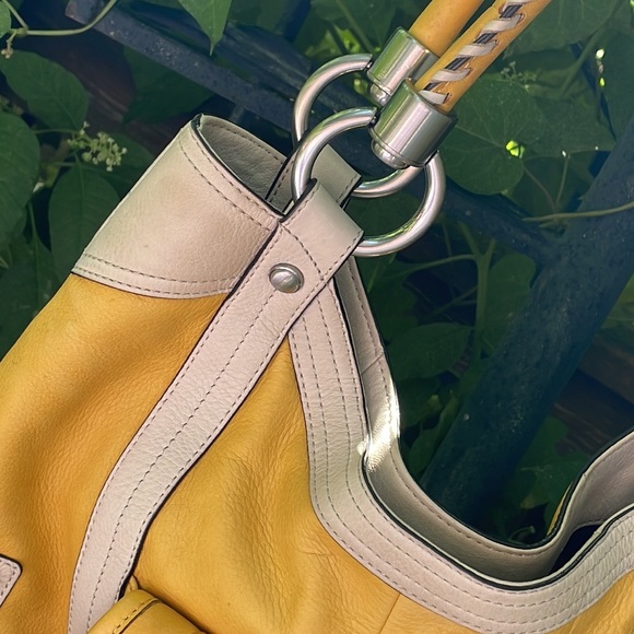 B. Makowsky Yellow Soft Leather Purse w/ Crème Color Trim (Clean Interior) - Picture 6 of 16